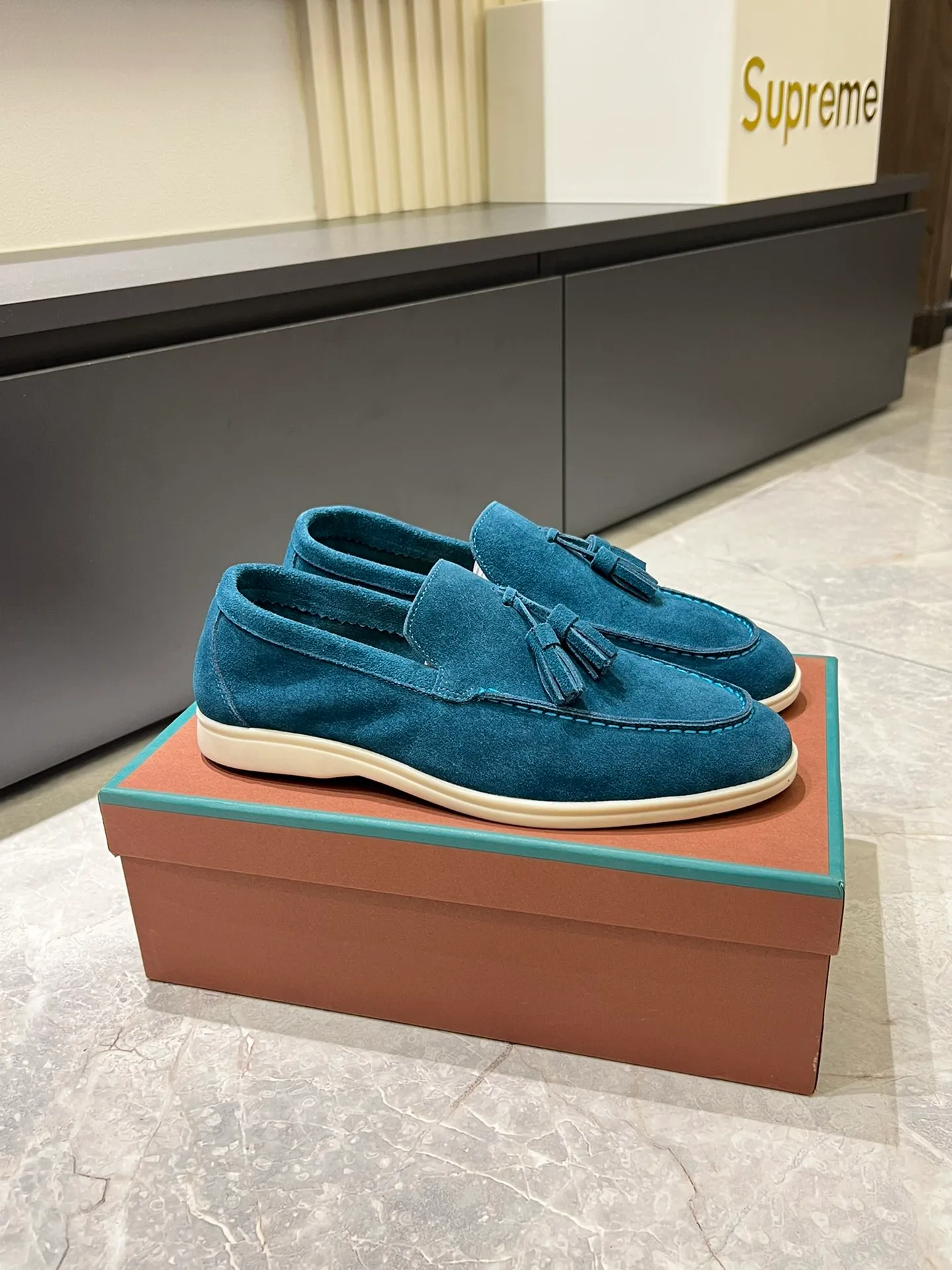 Men's shoes 💰p360 "Loro men's shoes 💰pian'*" Classic L men's shoes for couples 💰p Top version British flat loafers, a must-have item in old money style, the minimalist design is eye-catching and durable, a plus point for dressing The soft foot feel and texture are outstanding. They don’t scratch your feet and are very nice. They are matched with soft and waxy soles. They can be worn daily for a long time without getting tired. They are easy to wear, versatile and classic items, with perfect foot feel and texture! Imported cashmere fabric, the lining is made of imported A-grade water-dyed cow lining, the top version of the genuine leather midsole is sewn with pure handmade mark thread! Size: Female 35-40 (34. Customized) Male 38-44 (45.46. Customized)